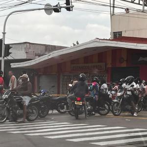 Varios mototaxistas observan la escena del hombre asesinado.