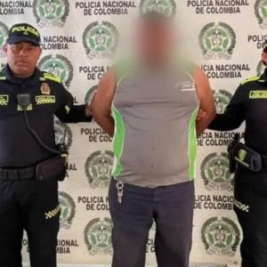 El sujeto es acusado por el delito de actos sexuales con menor de 14 años agravado. 