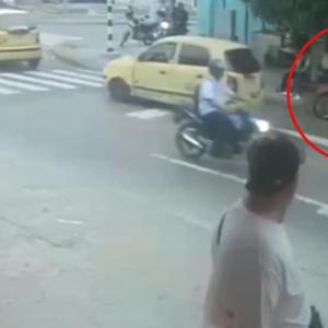 Jairo Antonio Porta Conrado, de 33 años, estaba estacionado sobre la vía, justo unos metros antes del semáforo, usando su teléfono celular cuando fue atacado. 