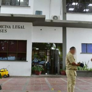 Miembros de la Armada Nacional en la sede de Medicina Legal.