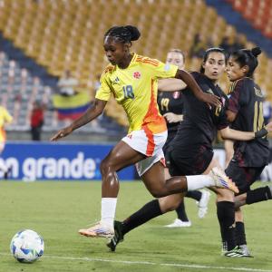 Linda Caicedo (i) de Colombia disputa el balón este viernes, en un partido de la Liga de Naciones Femenina entre Colombia y Perú en el Atanasio Girardot.