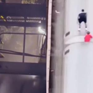  Zemfira Mukhtarov y Ebba Morina, de 12 y 13 años, fueron hallados sin vida tras caer desde el techo de un vagón en movimiento. 