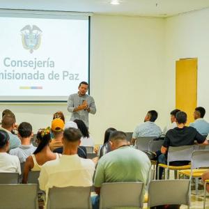 Camilo Pineda en la primera mesa de trabajo con jóvenes, mujeres y líderes de DDHH de Barranquilla y área metropolitana.