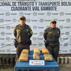 Durante la persecución, los individuos arrojaron una tula negra para deshacerse de la evidencia antes de escapar 