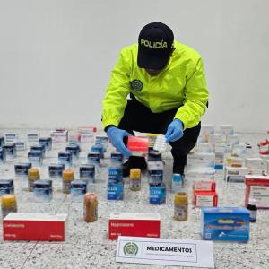 Fotografía de reseña de los medicamentos incautados.