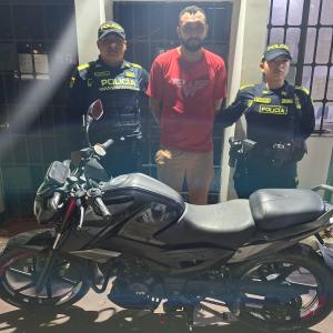 El capturado fue puesto a disposición de las autoridades competentes para que responda por el delito de hurto.