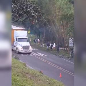 Imágenes posteriores a la explosión de un carrobomba en la vía Panamericana, en Cauca.