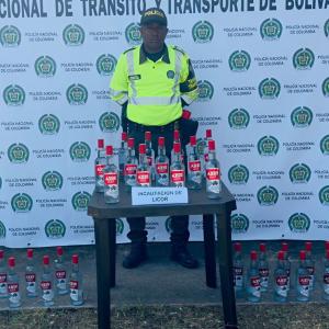 La Policía Nacional realizó la incautación de 36 botellas de licor tipo ginebra, marca AXIS.