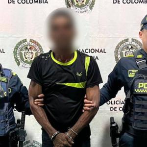 Al presunto agresor se le halló un arma cortopunzante tipo cuchillo en la pretina del pantalón.