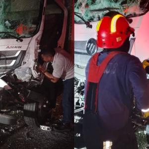 Momentos en que los bomberos de Sabanalarga rescataban al conductor atrapado.