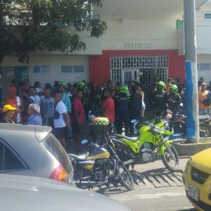 Policías en centro asistencial del Suroccidente de Barranquilla.