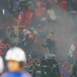 Momento de las riñas en el estadio de Medellín tras final de Copa Colombia.