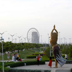 La Luna del Río se ha convertido en el mayor atractivo del Gran Malecón. Desde la estatua de Shakira se observa imponente.