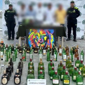 Fotografía de alcohol adulterado incautado por la Policía Metropolitana de Barranquilla al grupo delincuencial.