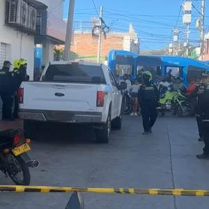 El hombre fue asesinado dentro de una camioneta marca Ford, de placas FRT-777, adscrita al tránsito de Barranquilla.