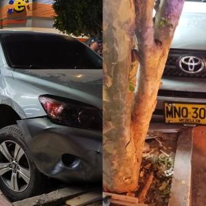 Fotografía de la camioneta que embistió al mototaxista y a la menor.