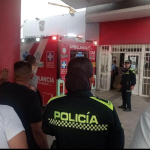 Policías en la entrada del Hospital de Galapa.