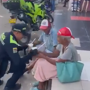 Momento en que el patrullero da de comer a los abuelitos