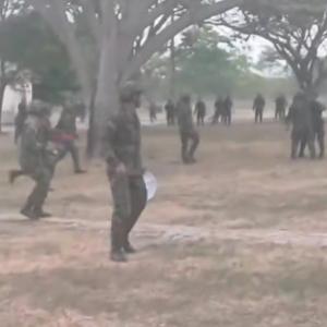 Momentos de la violenta riña entre soldados en el batallón de Malambo.