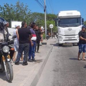 La compañera fue trasladada a un centro asistencial gravemente herida.