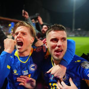 Los jugadores de Bosnia y Herzegovina celebrando la victoria sobre Italia y la clasificación al Mundial de 2026.