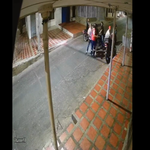 Momento del robo a trabajador de El Heraldo