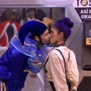 Momento del beso entre Alexa Torres y Tebi Bernal 