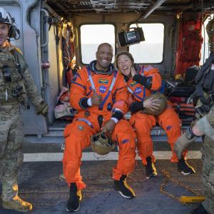 Victor Glover, piloto de Artemis II, y la la astronauta de la NASA Christina Koch.