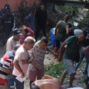 Personas en el lugar donde se registró el atentado.