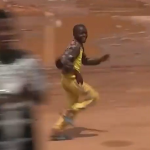 El niño se hizo viral luego de emprender una carrera tras el Papamóvil