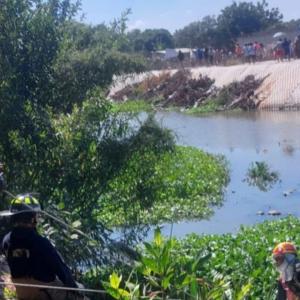 Bomberos en el lugar donde fue hallado el cadáver de un hombre.