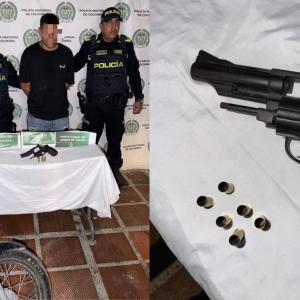 Fotografía de uno de los capturados junto con un arma incautada.