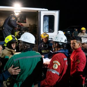 Bomberos trabajando en el rescate de los mineros en mina de Cucunubá, Cundinamarca.