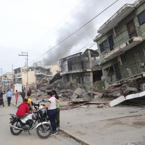 Residentes permanecen en la calle junto a varios bloques de viviendas dañados por los terremotos