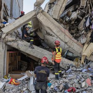 Rescatistas en medio de la tragedia por doble terremoto 