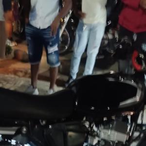 La víctima esperaba abordo de su motocicleta cuando fue atacado a disparos.