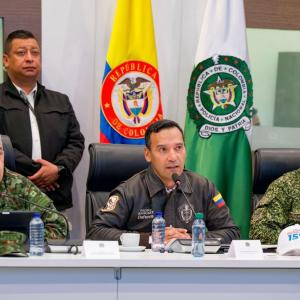 Pedro Sánchez en el PMU junto a la Policía y las Fuerzas Militares