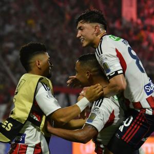 Fabián Ángel celebrando el primer gol de Luis Fernando Muriel frente a Nacional. Edwin Herrera se unió al festejo.