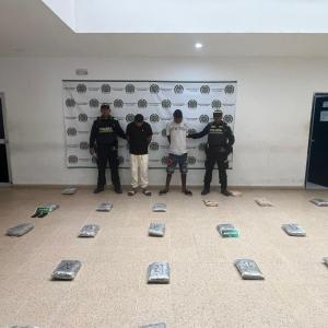 La droga incautada y los capturados quedaron a disposición de la Fiscalía.