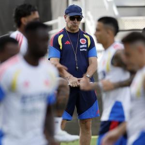 El argentino Néstor Lorenzo, entrenador de la selección Colombia, en una práctica previa al juego contra Ghana.