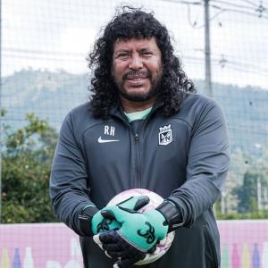 René Higuita, ya con 59 años de edad, es el actual entrenador de arqueros del Atlético Nacional.