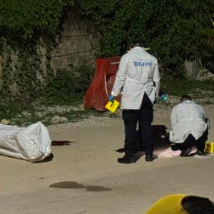 Momentos en que los agentes de la Policía realizan la inspección del cadáver de alias Corozo