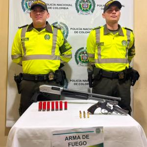 Fotografía de reseña de las armas incautadas durante el operativo.