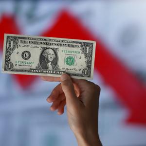 El dolar sigue en descenso 