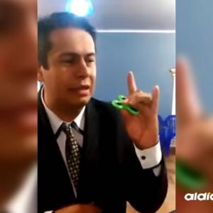 Según el pastor, el juguete obliga a la mano hacer la señal del diablo.