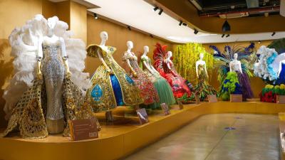 Vestidos de coronación expuestos en el Museo del Carnaval.