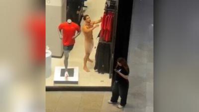 Hombre desnudo en el Mall Plaza, de Barranquilla.