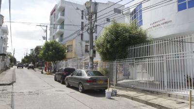 El hombre quedó gravemente herido y fue auxiliado por personas que se encontraban en el lugar.