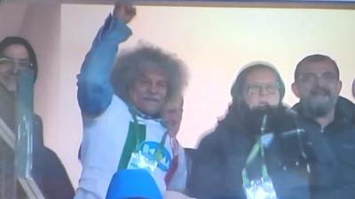 Carlos Valderrama celebrando uno de los goles de su yerno, Daniel Moreno. ‘El Pibe’ se puso la camiseta del Amed SFK.