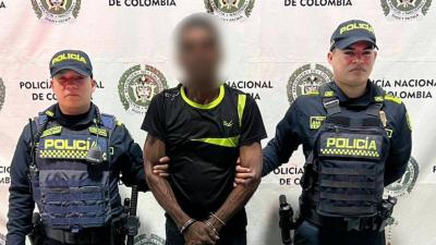 Al presunto agresor se le halló un arma cortopunzante tipo cuchillo en la pretina del pantalón.